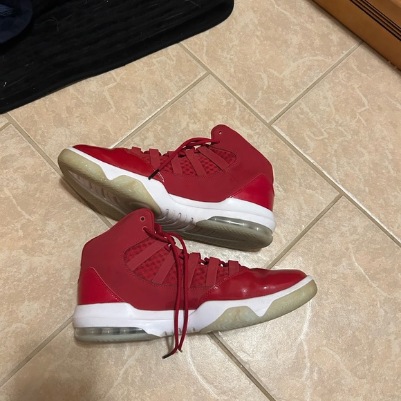 jordan max aura gym red